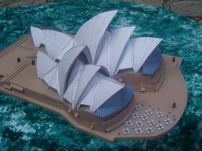OpÃ©ra de Sydney
Certaines maquettes ont le don de vous Ã©nerver au point de se retrouver en haut d'une armoire depuis 2005.... C'est le cas de l'OpÃ©ra de Sydney de chez schreiber. AprÃ¨s un dÃ©poussiÃ©rage en rÃ¨gle, je m'y suis remis il y a 3 semaines pour la finir. je conclurai,  ceux qui conÃ§oivent les maquettes ne les rÃ©alisent pas forcÃ©ment....elle m'a pris la tÃªte celle lÃ ...
