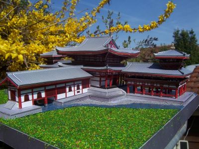 Temple byodoin Japon
Un trÃ¨s beau modÃ¨le de canon, ah les toitures...
J'ai tentÃ© d'amÃ©liorer le diorama avec un peu de gravier et de la cire Ã  bougie transparente (d'ailleurs pas simple Ã  utiliser, prise trÃ¨s rapide alors quand il faut l'Ã©taler ...dur dur)
