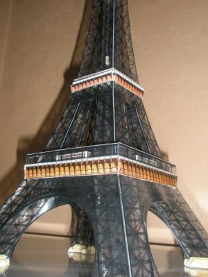 la Tour Eiffel
ModÃ¨le en rhodoÃ¯d de chez l'instant durable.
