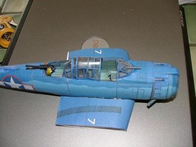 sbd dauntless
Presque terminÃ©. Il revient de loin, je l'ai trouvÃ© au fond d'un tirroir de mon bureau Ã  la suite de mon dÃ©mÃ©nagement. 
La mitrailleuse de queue Ã  Ã©tÃ© dessinÃ©e Ã  la main et coloriÃ©e avec les feutres de ma fille. Maly ne me proposait qu'un dessin en 2 d vraiment pas terrible.
