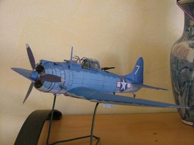 sbd dauntless
Fini et sur l'Ã©tagÃ¨re, mon premier avion. Quand l'Ã©tagÃ¨re sera pleine, il finira Ã  la poubelle je pense, je fais tellement mieux maintenant.
