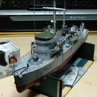 M622 Autun
et voici un dragueur de mine ocÃ©anique franÃ§ais.
le montage de la petite bÃªte au 1/250 est visible ici : http://www.maquettes-papier.net/forumenpapier/ftopic5417.php
Les fichiers utilisÃ©s sont sur le post, le reste, ben c'est du "scratch".
Un modÃ¨le rÃ©alisable par tous, mais attention. Une bonne documentation est nÃ©cÃ©ssaire, ainsi que de l'improvisation et beaucoup de patience
