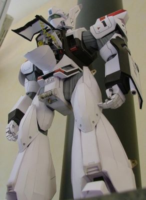 patlabor ingram 
la partie du corps a tout d'abord Ã©tÃ© montÃ©e, puis proprement dÃ©coupÃ©e au scalpel. Les piÃ¨ces des portes on du Ãªtre doublÃ©e et montÃ©e Ã  la fin.
En dessous du corps, on peut appercevoir la "high speed winch", dans sa version "scratch build" (j'ai pas pu m'en empÃªcher ^^)
