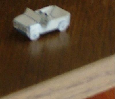 une jeep maison
je devais avoir 10 ou 12 ans. Avec mon frangin, on jouait dans la cheminÃ©e de mes parents, Ã  faire passer nos convois militaires sur les buche dans le foyer. Je dessinais Ã§a sur des feuilles cadrillÃ©es Ã  l'Ã©cole pour le soir ou le week end. il ne me reste que celle lÃ , une survivante ^^
