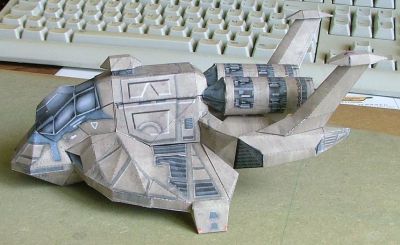 un des rapaces de "battlestar galactica"
Pour des raisons de jointures de piÃ¨ce, j'ai du rÃ©imprimer le corps et recoller par dessus en tirant. La encore, un soucis de "morcelage" du modÃ¨le. 
En tout cas, au final, la texture est lÃ , et il est fidÃ¨le Ã  la "rÃ©alitÃ©". J'aime bien. Rentrons sur le Galactica !
