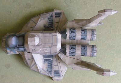 rapace de "battlestar galactica"
J'adore cette sÃ©rie. AprÃ¨s un echec sur le viper, j'Ã©tais plutÃ´t rÃ©ticent Ã  remettre Ã§a. TrouvÃ© sur un autre site, la texture me paraissait plus intÃ©ressante, et au moins cette fois il y avait un mode d'emploi ! 
Bonne maquette au final, mais le morcellement rend le montage assez hasardeux et difficile.
A la limite, bien cogiter son affaire et ne pas hesiter Ã  rajouter des languettes et dÃ©couper des piÃ¨ces en plusieurs parties.
