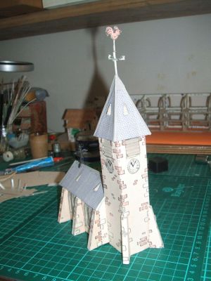 le village de dimanche illustré pages 12 et 13 l'église
Derrière l'horloge, il n'y a qu'une couche de papier fin. Nous pourrons faire un rétro éclairage d'un excellent effet plus tard.
