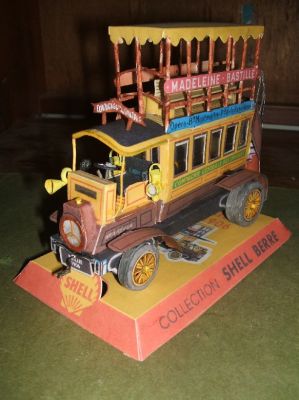 brillié schneider 1906
la galerie est fausse; moins que celle de shell. Mais elle est toute en papier. Le décor est corrigé à  la gouache, la colle est de la colle vinylique à  bois. J'aime mieux l'aliphatique, mais la vinylique est aussi très bien. Le socle est agrandi et les pèces imprimées à  des échelles proches mais diverses. J'ai changé d'imprimante depuis et je n' ai plus de problèmes.
Le socle fait 15 centimètres de long (trois cubes).
