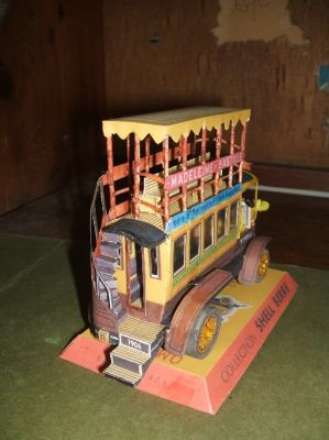 brillié schneider; vue arrière
la caisse était récupérée d'un ancien omnibus tiré par des chevaux; on aperçoit une banquette. Les pneus étaient des bandages
On n'utilisera des vrais pneus que vers 1930. Ils crevaient trop souvent. Le modèle d'origine est complètement faux sur ce plan. Le mien aussi, mais il fait plus vrai.

