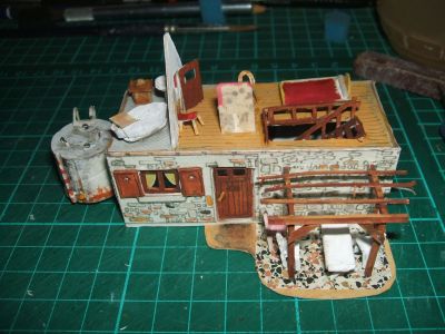 le village de dimanche illustré page 6 la maison du riche
toujours l'aménagement intérieur avec la chambre et la montée d'escalier en avant.
