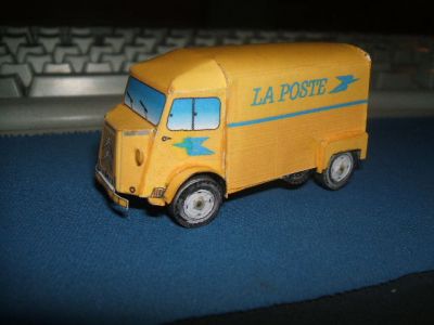 citroën H côté gauche
le bombé des phares est fait de quelques gouttes de colle blanche. Laisser sécher entre chaque goutte.
