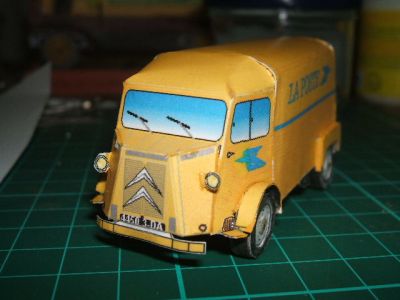 citroën H
version réduite; le montage n'est pas évident si on veut des roues qui tournent. J'ai prévu d'en faire un autre en reprenant le châssis .
