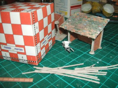 le village de dimanche illustré page 8 meules et granges
Encore la brouette devant notre cube référent. Quand vous verrez ma main sous la roulotte page 14, vous vous poserez des (bonnes) questions.
