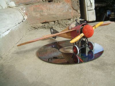 morane saulnier type N
l'avion de Roland Garros avec son déflecteur de balles pour ne pas casser l'hélice en tirant avec la mitrailleuse; modèle dessiné par Fiddler's green
