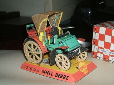 marcus 1873
pour l'échelle. Le modèle Shell d'origine est un peu plus grand, j'ai découpé un tirage sur format A4, moins large que le format original.
Je n'avais pas d'internet là où je l'ai construite. Je n'ai vu qu'après que le modèle n'avait qu'un lointain rapport avec la réalité. Ce n'est pas grave, on se souviendra du génial Marcus et c'est l'essentiel. 
