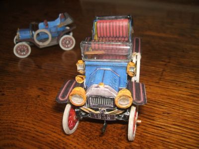 ford 1908
vue avant ; on pouvait trouver soit pas de logo, soit un logo sur le haut du radiateur, soit un logo sur la grille du radiateur. Ici, pas de logo , mais des bons gros phares normalement au gaz avant 1915
