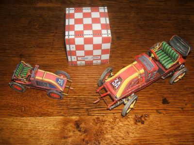 renault 1906
les deux avec le cube pour l'échelle
