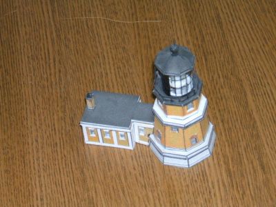 split rock 2
Pour la lanterne; un tube intérieur permet à  une led blanche de 3mm de simuler la lampe du phare au cas où je me perdrais dans mon atelier un soir de brume. Il parait qu'il y avait un local spécifique pour alimenter des cornes de brume. 
