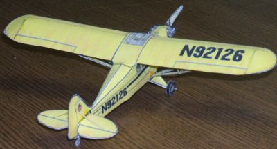 piper 2
vue arrière; il fait 17.5 cm d'envergure; le pare brise a été mis en forme sur le manche du cutter chauffé (modérément) au gaz. J'étais en vacances loin de chez moi et je manquais de matériel. Faites comme moi, imprimez deux ou trois petits modèles avant de partir, ça ne prend pas de place et s'il venait à pleuvoir...
