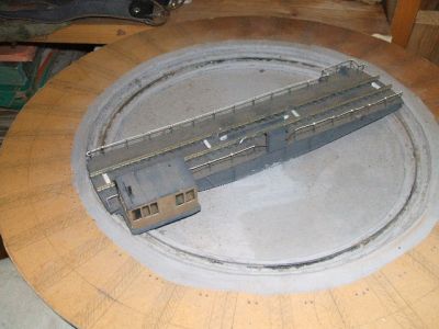 pont tournant 2
l'autre face de la guérite de l'employé. Dedans, il y a un poële (non fonctionnel) une table, les commandes du pont, une chaise
