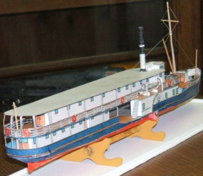 surubi 2
vue arrièe. J'ai découpé les rambardes au cutter mais on peut faire mieux. Les fenêtres ne sont pas en relief, j'y ai pensé trop tard. Il m'a fallu deux jours et demi de pluie pour le faire.
