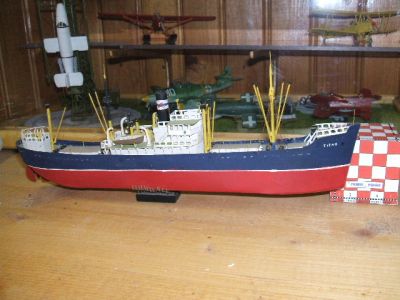 titan 2
de profil avec le cube. Il n'est pas énorme parce que je n'avais qu'une feuille de bristol en A4 quand j'ai dessiné la coque. Tout le château central se démonte pour avoir  accès à  l'accumulateur
