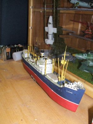 titan 1
en bristol, motorisé (sans télécommande, maintenant ce serait facile) ; la rampe de lancement du natter qu'on voit derrière est en carton, l'avion lui est en bois. Je ne trouvais pas la maquette de cet original intercepteur, alors j'ai improvisé. On ne voit pas la différence avec le plastique
