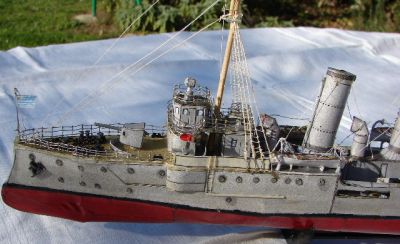 uruguay 3
la proue, le chateau avant, les chaînes d'ancre; les détails viennent des plans de la "gazelle" (dreadnought project). L'échelle des cheminées est en métal. Le fil imprégné de cyanolit n'est pas assez résistant pour équiper un modèle naviguant
