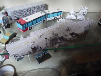 Porte avions Nimitz
En papier photo.
