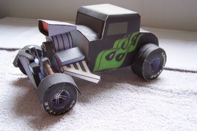 hot rod monster garage
voici un hot rod avec une deco perso (noir et un flaming vert) et le logo du monster garage sur le coffre
