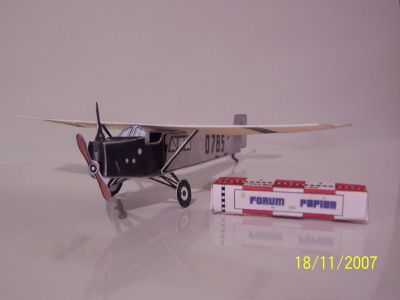 Fokker III
Voici un petit avion trÃ©s simple Ã  rÃ©aliser, une soirÃ©e de travail pour l'assembler...trÃ©s facile, Ã  part l'aile, qui normalement est bombÃ© et Ã  plus de volume...2 essais moche, et l'aile a finalement Ã©tÃ© montÃ©e "plate"...

