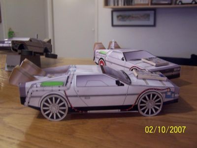 DELOREAN 
montÃ©e en septembre 2007, pour me mettre dans le bain du paper model..
