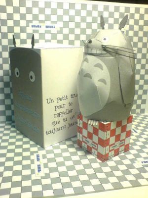 Totoro et sa maison
Pour l'anniversaire d'un copain. La boÃ®te est de mon cru.
