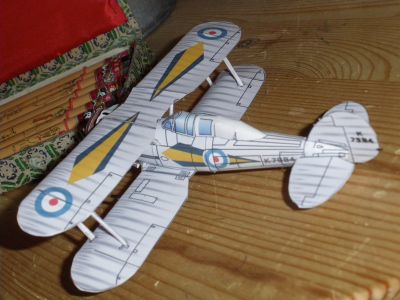 un avion biplan
