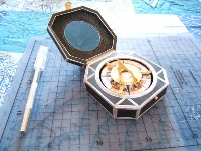 La boussole de Jack Sparrow
Pas trÃ¨s original, puisque Ã§a fait un petit moment que la maquette est disponible sur the Disney Experience, mais j'avais un Dimanche aprÃ¨s-midi Ã  occuper et un autre membre du forum en avait dÃ©jÃ  attaquÃ© la rÃ©alisation. Quelques heures et un peu de bricolage plus tard, voilÃ  le rÃ©sultat !

Ce que j'aime avec les maquettes en papier, c'est quand les instructions sont claires et la maquette rÃ©aliste (dans une certaine mesure, Ã©videmment) avec des piÃ¨ces agrÃ©ables Ã  dÃ©couper. Rien Ã  dire !
Keywords: Disney Experience Jack Sparrow Pirates CaraÃ¯bes boussole