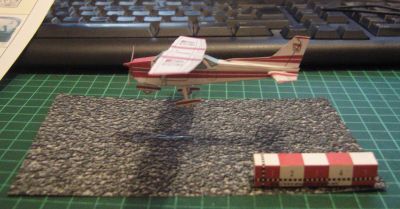 Cessna 172 - Skyhawk
Vue de profil, tarmac en papier bristol, pour le maintenir en l'air, j'ai  utiliser une petite bande plastique transparente rÃ©cupÃ©rÃ©e sur un blister de cartouche d'encre
