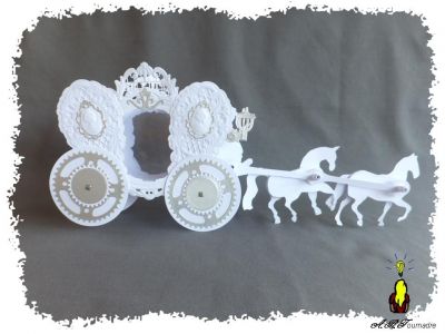 vue d'ensemble de la calÃ¨che et des chevaux
