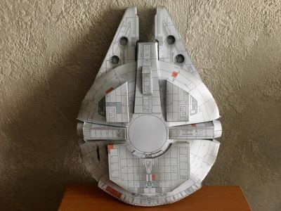 Le Faucon Millénium - En cours de montage
