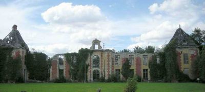 Le château en 2000
Pour ne pas payer d'impôts, ses propriétaires ont percé le toit vers 1960. Petit à petit il s'est effondré. Il a été acheté par la mairie en  2002 pour son parc de 50 ha et ses communs encore en état.
