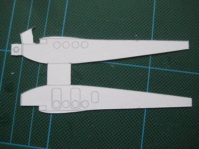 le partie centrale entre les deux fuselage sera retirÃ© il sert pour l'instant d'equerrage au montage et preformage du nez/capot
