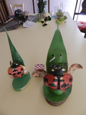 Coccinelles
Les 2 mÃªmes modÃ¨les en format A4 & A3 pour voir la diffÃ©rence !
Le premier modÃ¨le rÃ©alisÃ© en A3 a eu un petit problÃ¨me de collage des ailes en position... on dira de dÃ©collage !!!
