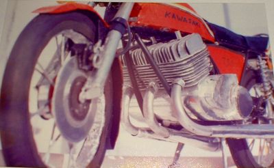 Kawasaki 750 H2 - Av
... et pour les pneus : du joint de cocotte minute "SEB" peint en noir ...
