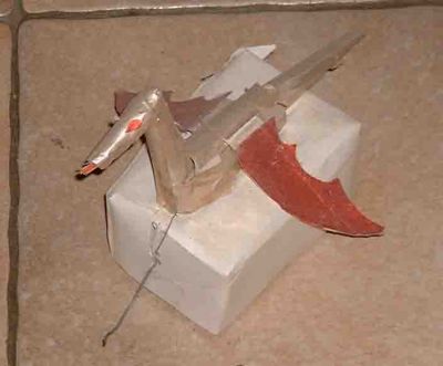 Dragon - version "00"
Un test d'automate en carton, avec manivelle et villebrequin  en fil de fer; 
Ailes queue et flammes mobiles mues par fils Ã  coudre.

