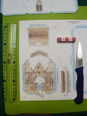 Les petites éléments : le portail, la galerie et la corniche : marquage des plis.