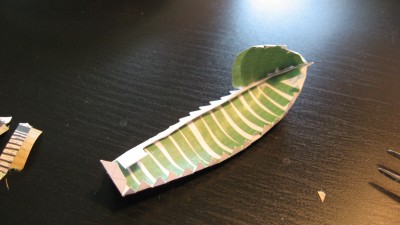 On voit déjà un défaut qui va me poser problème juste après : la "silhouette" sur laquelle je colle les bandes de la chaloupe est trop courte (la section arrière devrait s'ajuster exactement avec l'arrière de la silhouette) . Je n'ai pas d'explication ; cela vient-il du collage bord à bord, qui rallonge la longueur du modèle ? Je n'ai pas eu le problème sur la coque de la Bounty, qui est bien plus grosse pourtant...