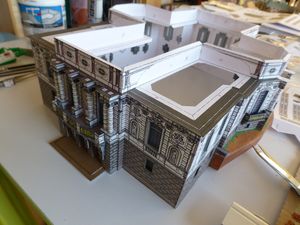 Les murs du dernier étage des combles sont en place. La maquette prend forme.