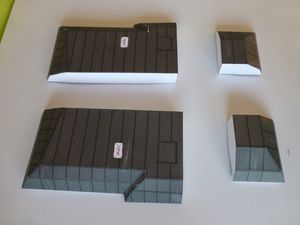 Les premiers toits prêts à être installés.