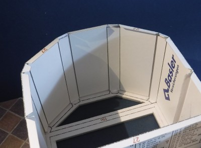 ... et maintenant les espaces étroits sont comblés avec les bandes de carton.