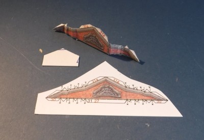 Préparez les pignons du toit latéral...