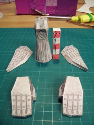 La petite statuette "niké" et ses ailes, les mains.